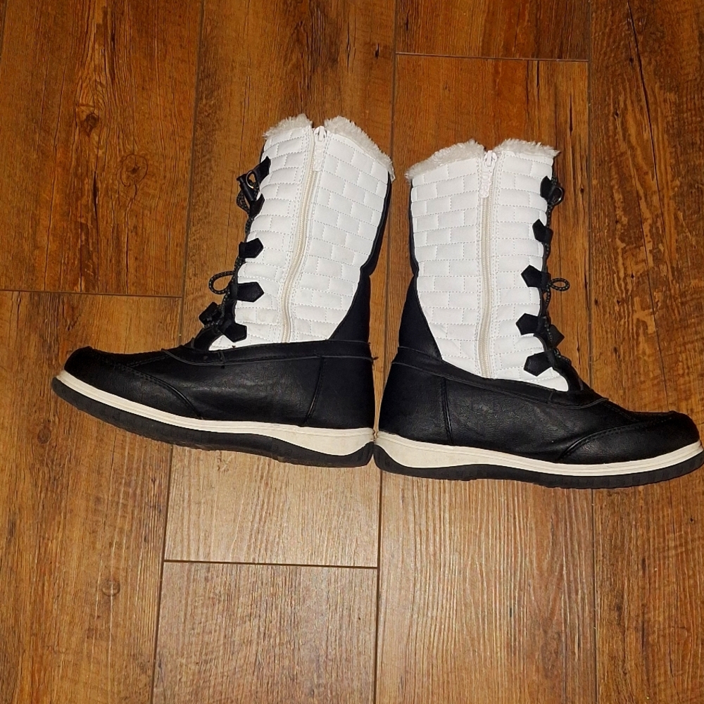 Adventure totes gear winder boots size 8 women's colour white
